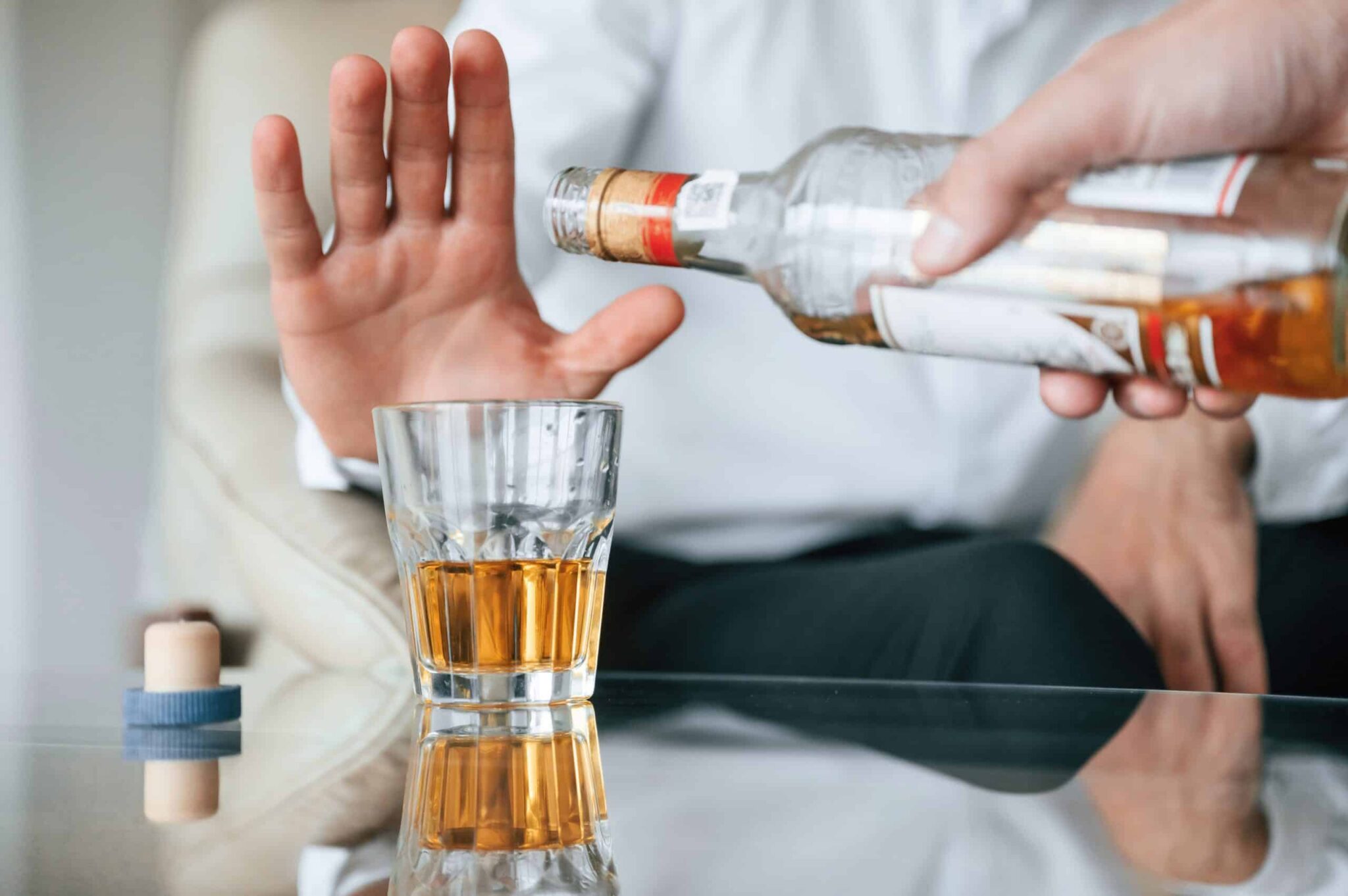 Alkohol og rusbehandling: Tips for å ta kontroll over livet ditt 14 Tilby alkoholfrie alternativer ved sosiale sammenkomster.